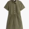 Vestido de manga curta com botões dourados Vestido de manga curta com botões dourados