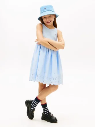 Vestido infantil com bordados e ilhós