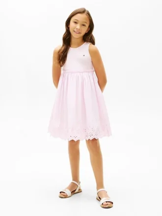 Vestido infantil com bordados e ilhós