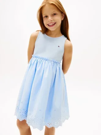 Vestido infantil com bordados e ilhós