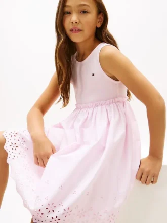 Vestido infantil com bordados e ilhós