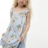 Vestido infantil com folhos e estampado floral Vestido infantil com folhos e estampado floral