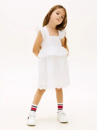 Vestido infantil com folhos e ilhós bordados