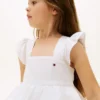 Vestido infantil com folhos e ilhós bordados