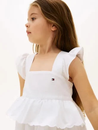 Vestido infantil com folhos e ilhós bordados