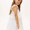 Vestido infantil com folhos e ilhós bordados