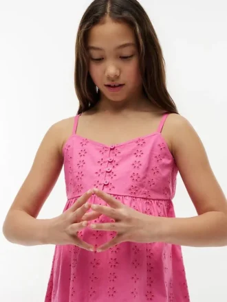 Vestido infantil com ilhós bordados