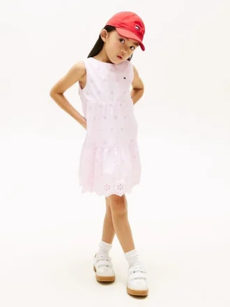 Vestido infantil com laço bordado e ilhós