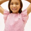Vestido infantil às riscas em seersucker com mangas esvoaçantes