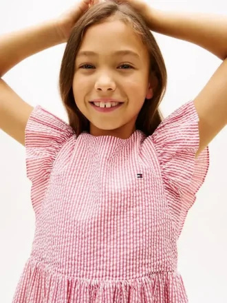 Vestido infantil às riscas em seersucker com mangas esvoaçantes