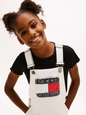 Vestido-macacão em Hilfiger Denim com emblema Hilfiger para criança Vestido-macacão em Hilfiger Denim com emblema Hilfiger para criança