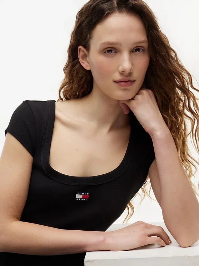 Vestido maxi Tommy Jeans em malha canelada Vestido maxi Tommy Jeans em malha canelada