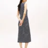Vestido Midi de Gola Barco com Risca e Corte Justo Vestido Midi de Gola Barco com Risca e Corte Justo