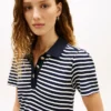 Vestido polo interlock às riscas com botões dourados Vestido polo interlock às riscas com botões dourados