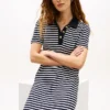 Vestido polo interlock às riscas com botões dourados Vestido polo interlock às riscas com botões dourados