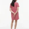 Vestido polo interlock às riscas com botões dourados Vestido polo interlock às riscas com botões dourados