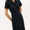 Vestido polo midi com cinto e detalhes em contraste Vestido polo midi com cinto e detalhes em contraste