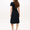 Vestido polo midi com cinto e detalhes em contraste Vestido polo midi com cinto e detalhes em contraste
