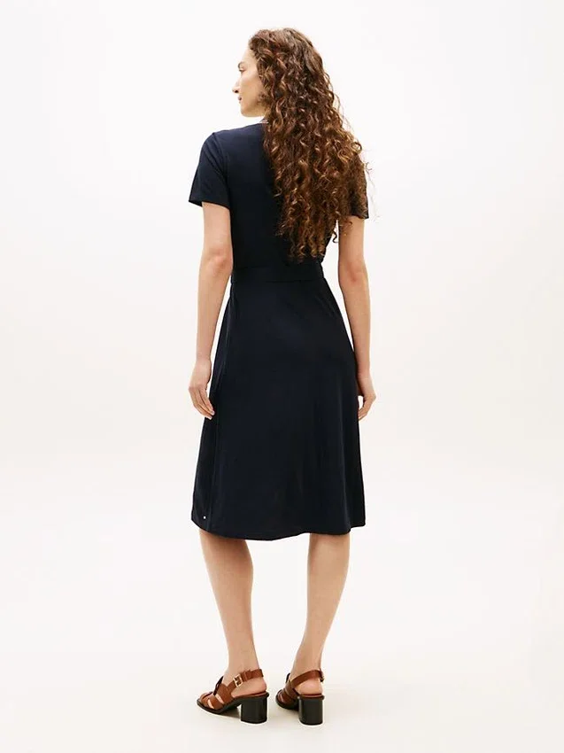 Vestido polo midi com cinto e detalhes em contraste Vestido polo midi com cinto e detalhes em contraste