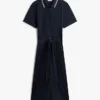 Vestido polo midi com cinto e detalhes em contraste Vestido polo midi com cinto e detalhes em contraste
