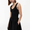 Vestido sem mangas com botões dourados Vestido sem mangas com botões dourados