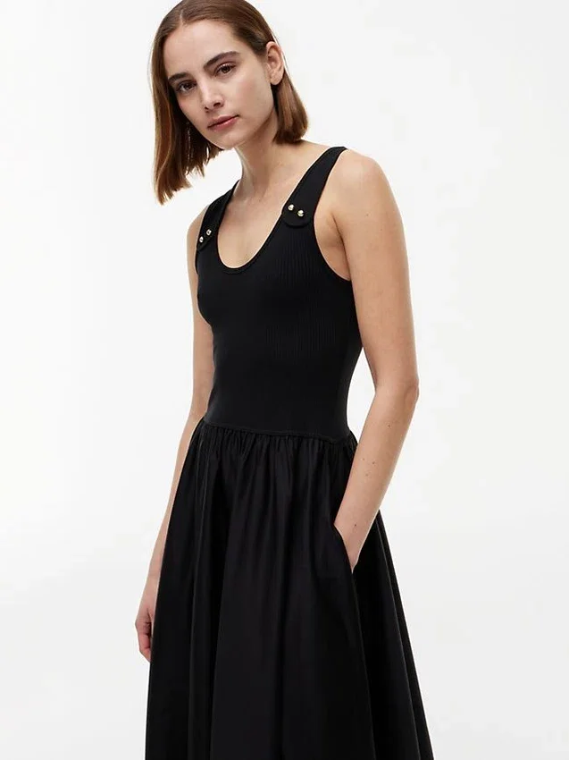 Vestido sem mangas com botões dourados Vestido sem mangas com botões dourados