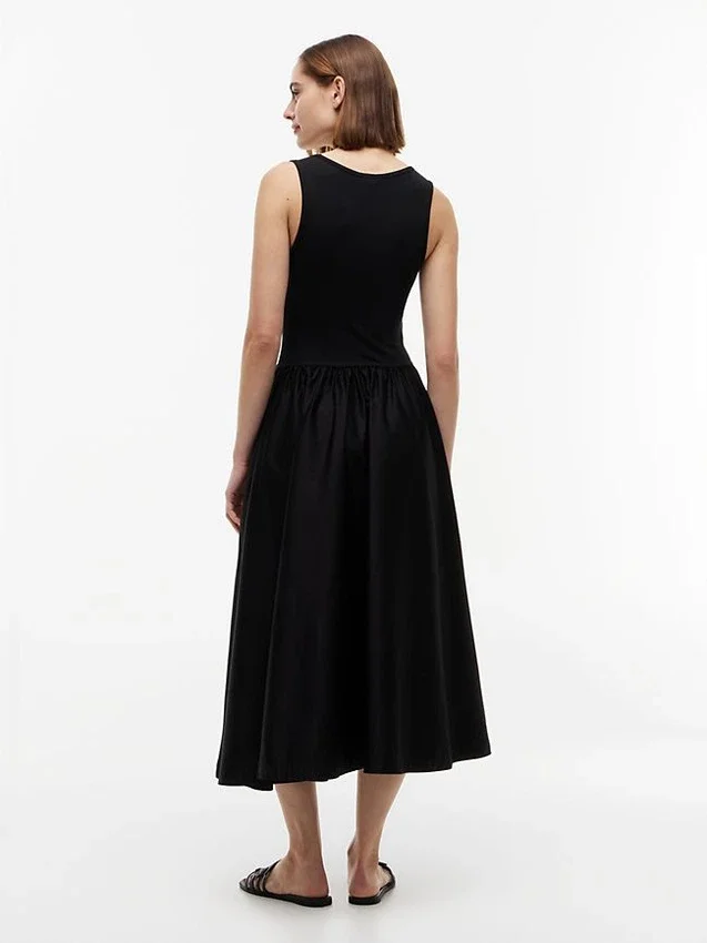 Vestido sem mangas com botões dourados Vestido sem mangas com botões dourados