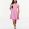 Vestido skater com logótipo de bandeira tonal para criança Vestido skater com logótipo de bandeira tonal para criança
