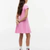 Vestido skater com logótipo de bandeira tonal para criança Vestido skater com logótipo de bandeira tonal para criança