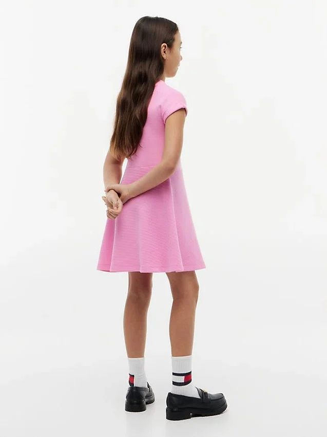 Vestido skater com logótipo de bandeira tonal para criança Vestido skater com logótipo de bandeira tonal para criança