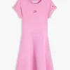 Vestido skater com logótipo de bandeira tonal para criança Vestido skater com logótipo de bandeira tonal para criança
