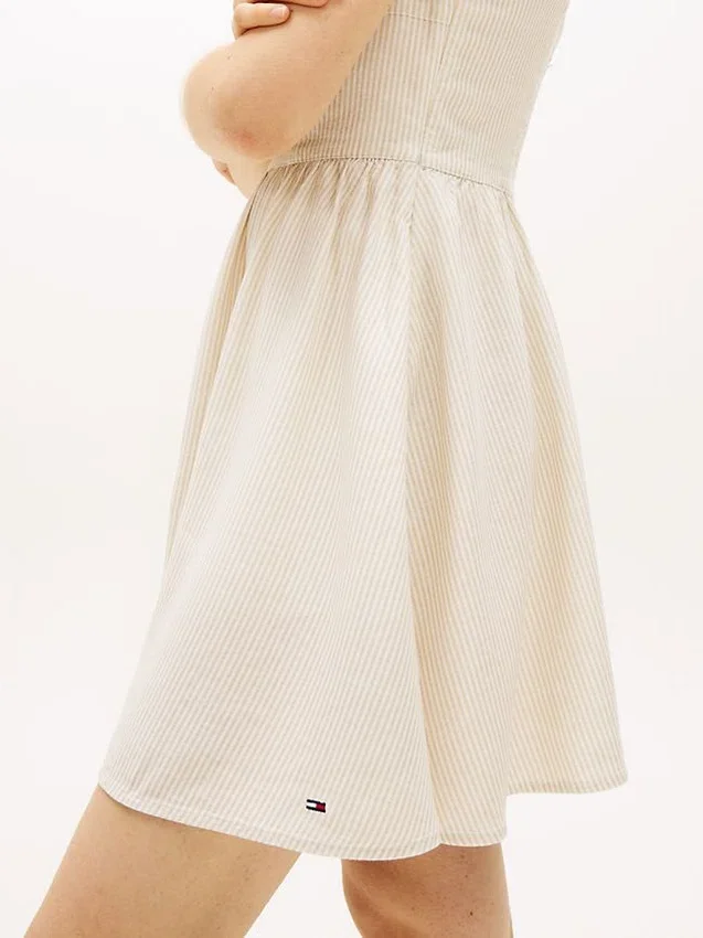 Vestido skater Tommy Jeans em mistura de linho Vestido skater Tommy Jeans em mistura de linho